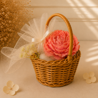 VANI Fleur de Pivoine – Χειροποίητη Μπομπονιέρα με Παιώνια σε Ψάθινο Καλαθάκι