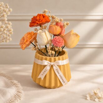 VANI Bouquet d’Aurore Ocre — λουλούδια από κερί σε βάζο ώχρας με σατέν κορδέλα και ενδεικτική αφιέρωση «Είσαι υπέροχη»