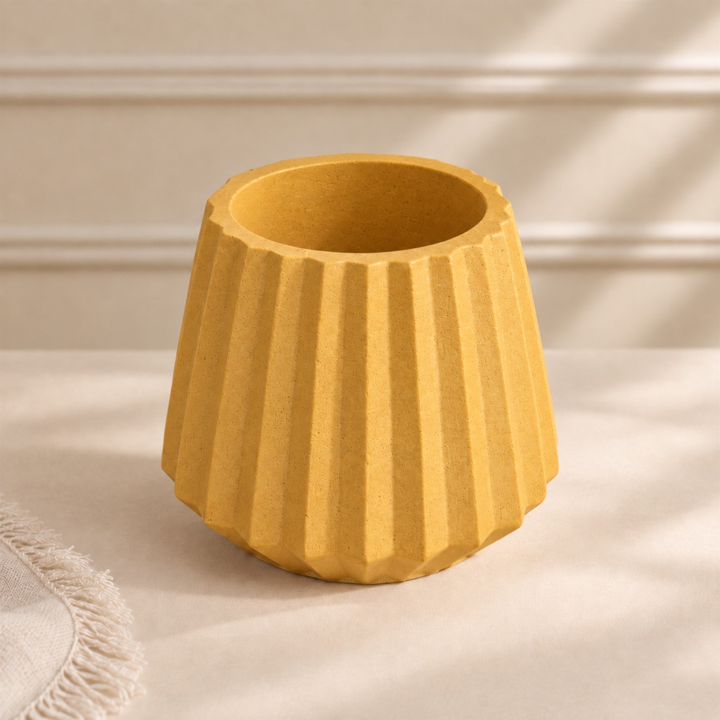 VANI Vase Plissé Ocre — άδειο χειροποίητο πορσελάνινο βάζο με πλισέ ανάγλυφο σε ματ ώχρα